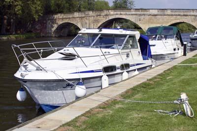 Jolly_Olly_moored_at_front.jpg