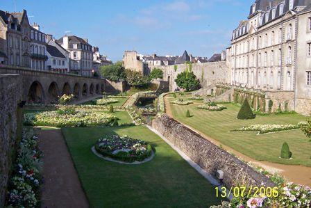 The_gardens_by_the_ramparts_Vannes.jpg